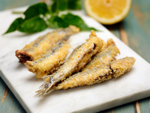 Fried anchovies with lemon
