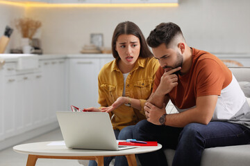 Obraz premium Young couple discussing family budget at home