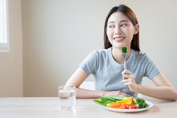 Obraz na płótnie Canvas Asian females eating salad as breakfast for good health