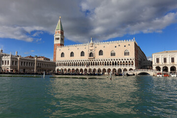 Fototapeta na wymiar Dogenpalast am Bacino di San Marco, Venedig