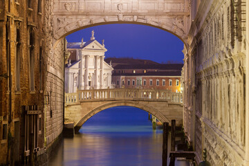 Die Verbindung vom Dogenpalst zum neuen Gefängnis, die Seufzerbrücke (Il ponte dei Sospiri), Venedig
