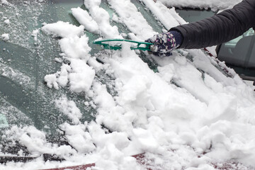 Czyszczenie szyb auta z zalegającego śniegu i lodu przed podróżą - obrazy, fototapety, plakaty