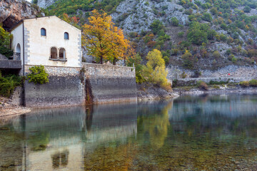 Fototapeta na wymiar Lago di San Domenico in Abruzzo. Vicino al lago di Scanno, un paesaggio in autunno con mille colori