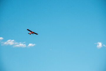 Avioneta roja sobre cielo azul