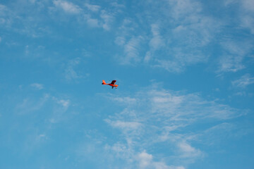 Obraz na płótnie Canvas Avioneta roja sobre cielo azul