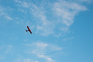 Avioneta roja sobre cielo azul