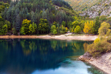 Lago di San Domenico in Abruzzo. Vicino al lago di Scanno, un paesaggio in autunno con mille colori