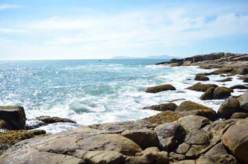Paisagem de Praia com Rochas em Santa Catarina Brasil Verão