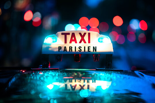 Fototapeta Taxi on the streets of Pais, France