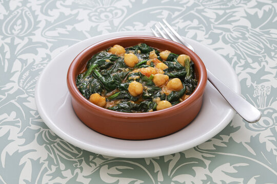 Garbanzos guisados ​​y espinacas( chickpeas stew with spinach ),  spanish tapas dish