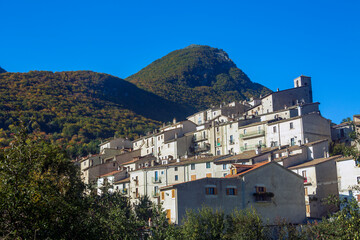 Obraz premium Civitella Alfedena la patria del lupo in Abruzzo. Paesaggio autunnale con molti colori vicino al lago di Villetta Barrea