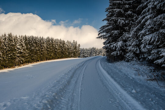 Winterweg am Waldrand im Ostallg&auml;u