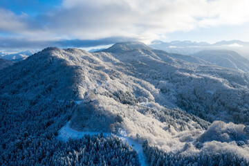 富山県中新川郡上市町と立山町にある大辻山周辺の雪が積もった風景をドローンで撮影 Drone photography of the snow-covered landscape around Mt. Otsuji in Kamiichi-cho and Tateyama-cho, Nakaniikawa-gun, Toyama Prefecture.