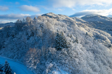 富山県中新川郡上市町と立山町にある大辻山周辺の雪が積もった風景をドローンで撮影 Drone photography of the snow-covered landscape around Mt. Otsuji in Kamiichi-cho and Tateyama-cho, Nakaniikawa-gun, Toyama Prefecture.