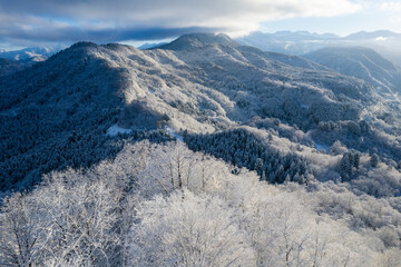 富山県中新川郡上市町と立山町にある大辻山周辺の雪が積もった風景をドローンで撮影 Drone photography of the snow-covered landscape around Mt. Otsuji in Kamiichi-cho and Tateyama-cho, Nakaniikawa-gun, Toyama Prefecture.