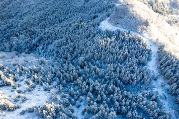 富山県中新川郡上市町と立山町にある大辻山周辺の雪が積もった風景をドローンで撮影 Drone photography of the snow-covered landscape around Mt. Otsuji in Kamiichi-cho and Tateyama-cho, Nakaniikawa-gun, Toyama Prefecture.
