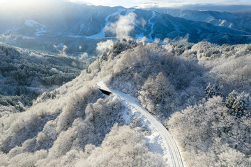 富山県中新川郡上市町と立山町にある大辻山周辺の雪が積もった風景をドローンで撮影 Drone photography of the snow-covered landscape around Mt. Otsuji in Kamiichi-cho and Tateyama-cho, Nakaniikawa-gun, Toyama Prefecture.