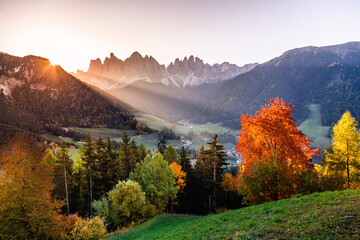 Obraz premium sunrise in val di funes, dolimites