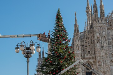 Fototapeta na wymiar workers on the platform decorating the Christmas tree