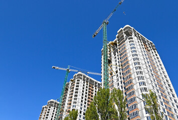 Obraz na płótnie Canvas Crane and highrise construction site