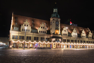 Naklejka premium Historisches Altes Rathaus am Marktplatz mit festlicher Beleuchtung bei Nacht, Architektur der Renaissance, Leipzig, Sachsen, Deutschland