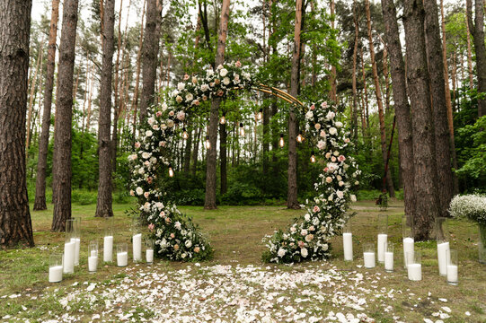 wedding decor, large wooden loft style gates are used in off-site wedding ceremony, day, wooden wedding photo zone, wedding decorations