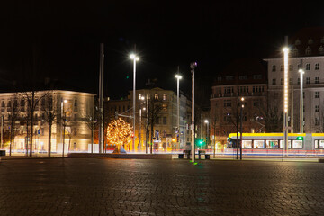 Wagner Platz Leipzig, nachts, Lampen, Straßenbahn im Hintergrund