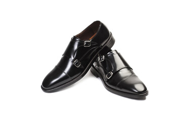 Zapatos de hombre clásicos nedros sobre un fondo blanco liso y aislado. Vista de frente. Copy space