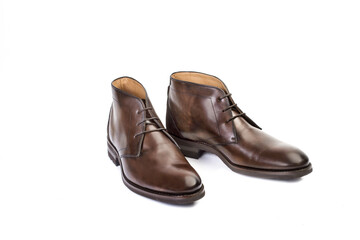 Botas zapatos de hombre de piel marrón con cordones sobre un fondo blanco liso y aislado. Vista de frente. Copy space