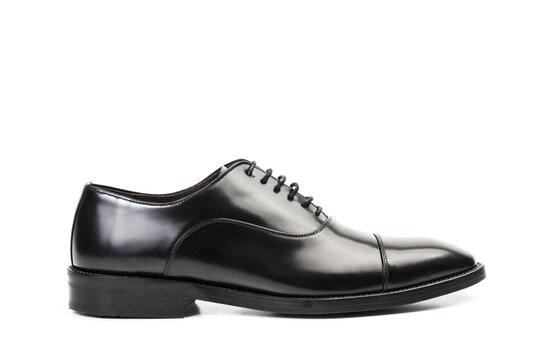 Zapato de hombre clásico negro sobre un fondo blanco liso y aislado. Vista de frente. Copy space