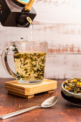 taza caliente de té verde orgánico