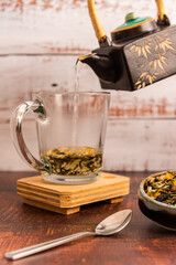 taza caliente de té verde orgánico