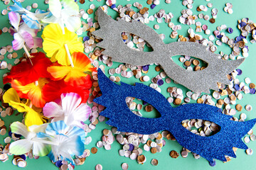 Obraz premium Carnival concept on green confetti background, Brazilian carnival mask