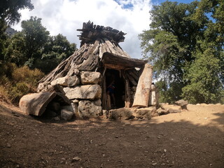 Cabane en bois et pierre 