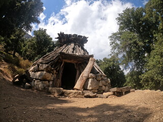 Cabane en bois et pierre 
