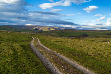 Fototapeta na wymiar Hill walking between Langcliffe, Attermire Scar and Settle via the Dales Highway in the Yorkshire Dales