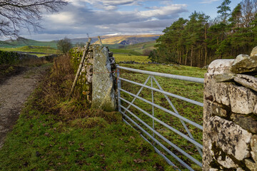 Fototapeta na wymiar Hill walking between Langcliffe, Attermire Scar and Settle via the Dales Highway in the Yorkshire Dales