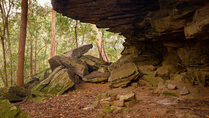 Overhanging sandstone rock shelter on Bomaderry Creek Gorge walking trail, Bomadarry, Nowra, NSW...
