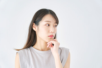 女性  考える　白背景