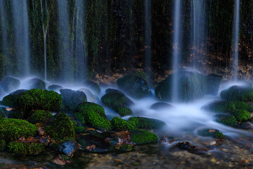 糸状の水の流れが岩に当たり白く跳ねる、軽井沢白糸の滝