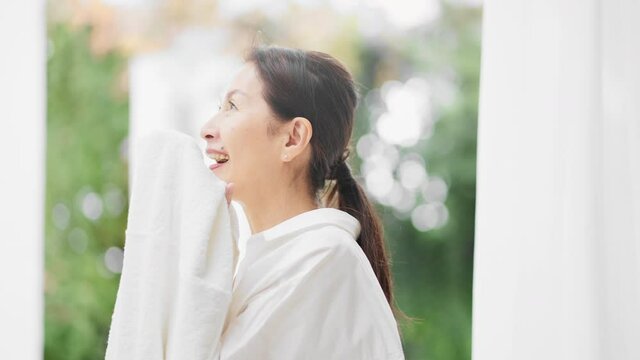 ビューティーイメージ　タオルを顔に付けるシニア女性