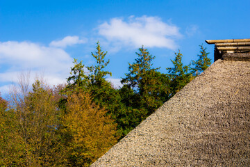 昔ながらの日本家屋と秋空