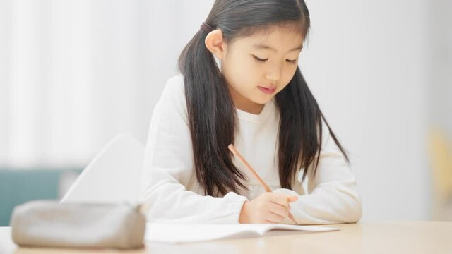 勉強をしている女の子