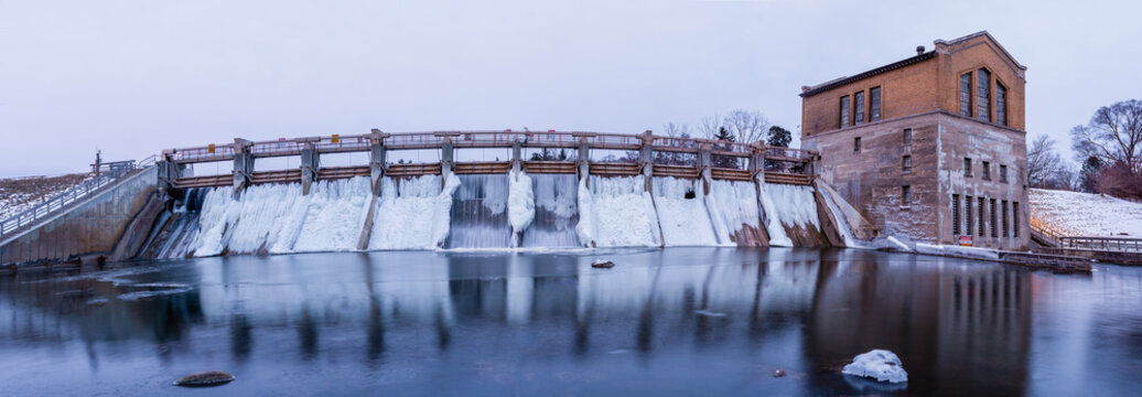Barton dam in winter - Ann Arbor - Michigan - USA