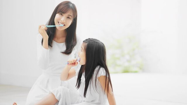 オーラルケアイメージ　歯磨きをする親子