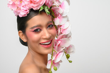 The woman wore pink makeup and beautifully decorated the flowers.