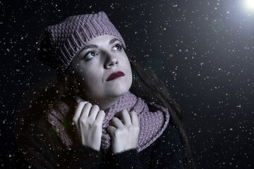 Donna di notte sotto la neve - obrazy, fototapety, plakaty
