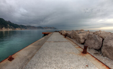 Spiaggia di Portonovo vicino alla città di Ancona (Marche, Italia). Molo della spiaggia di Portonovo in Ancona.