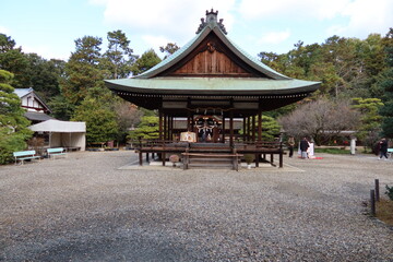 Hai-den Hall viewed from Sakura-mon Gatein the precincts of Umenomiya-taisha Shrine in Kyoto City in Japan 日本の京都市にある梅宮大社境内の桜門から眺めた拝殿