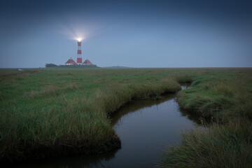 Leuchtturm Westerheversand am Watt der Nordsee am Abend